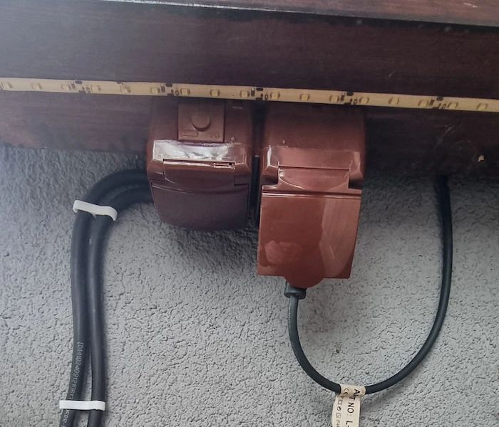 Montaż gniazd 230V pod anltaną