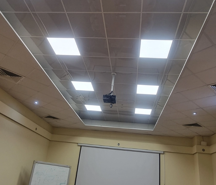 Oświetlenie LED w sali konferencyjnej, z możliwością ściemniania