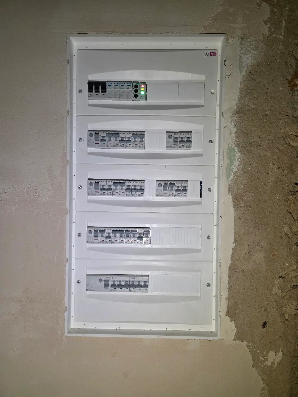 Rozdzielnica elektryczna z uporządkowanymi przewodami i opisanymi obwodami