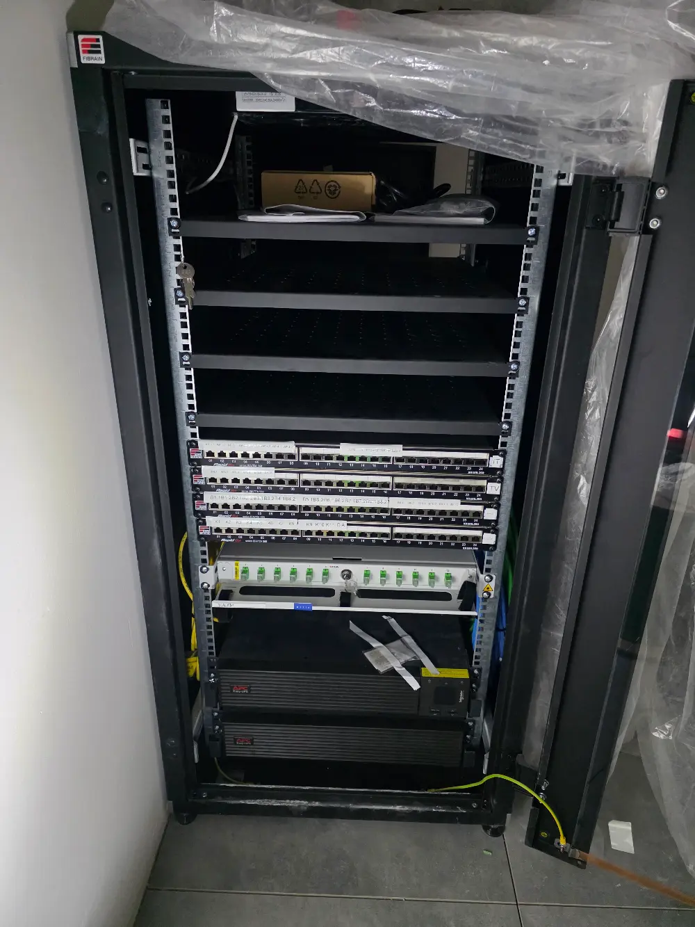 Szafa rack z patch panelem i uporządkowanym okablowaniem strukturalnym