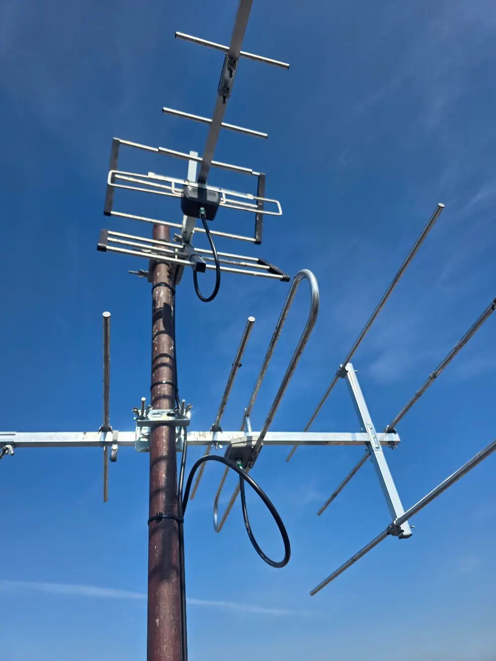 Anteny telewizji naziemnej zamontowane na dachu